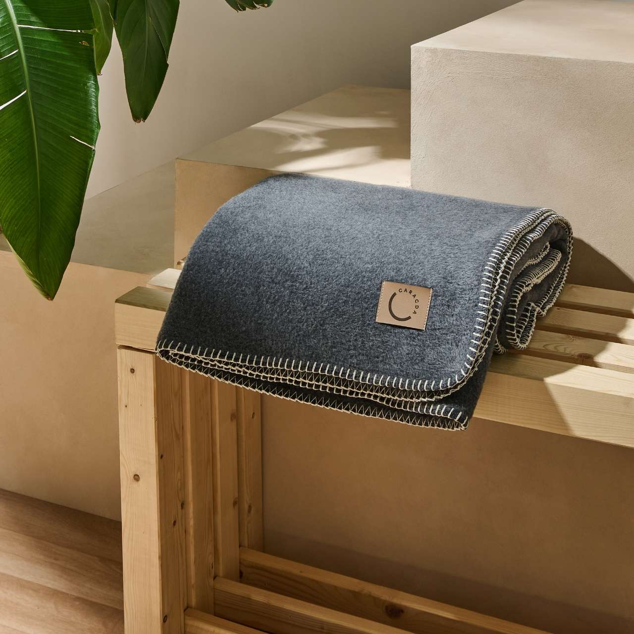 Kuscheldecke aus Baumwolle in Dunkelgrau (Bankansicht)