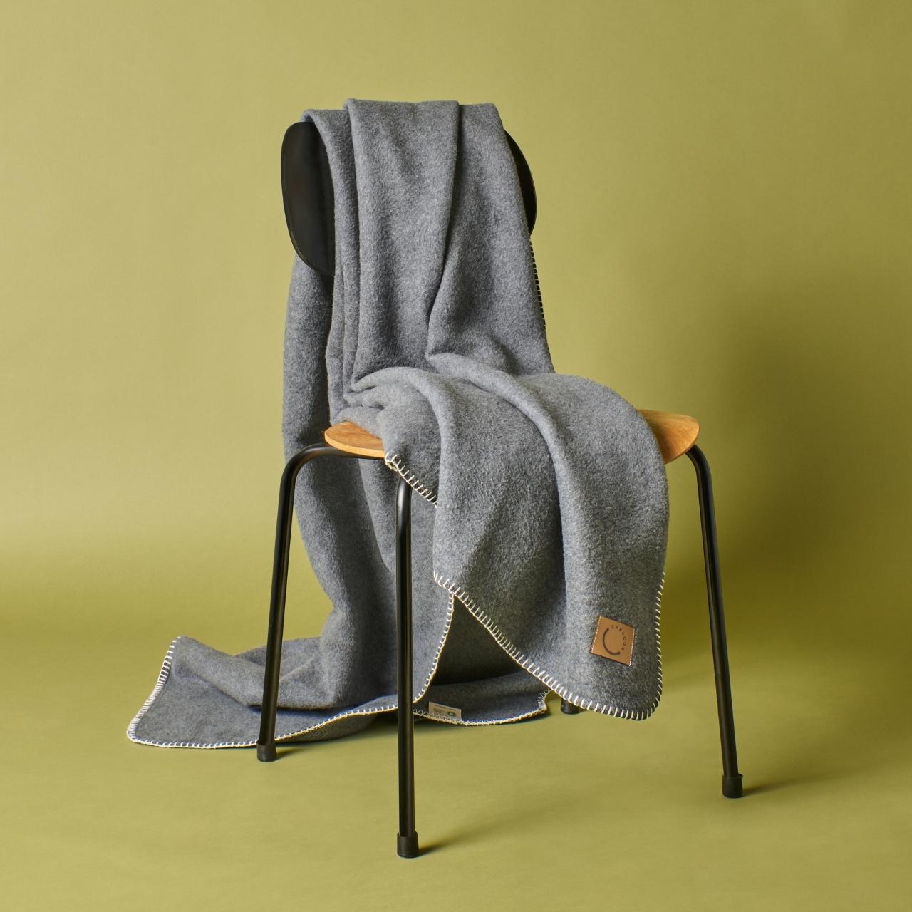 Kuscheldecke aus Baumwolle in Dunkelgrau (Stuhlansicht)