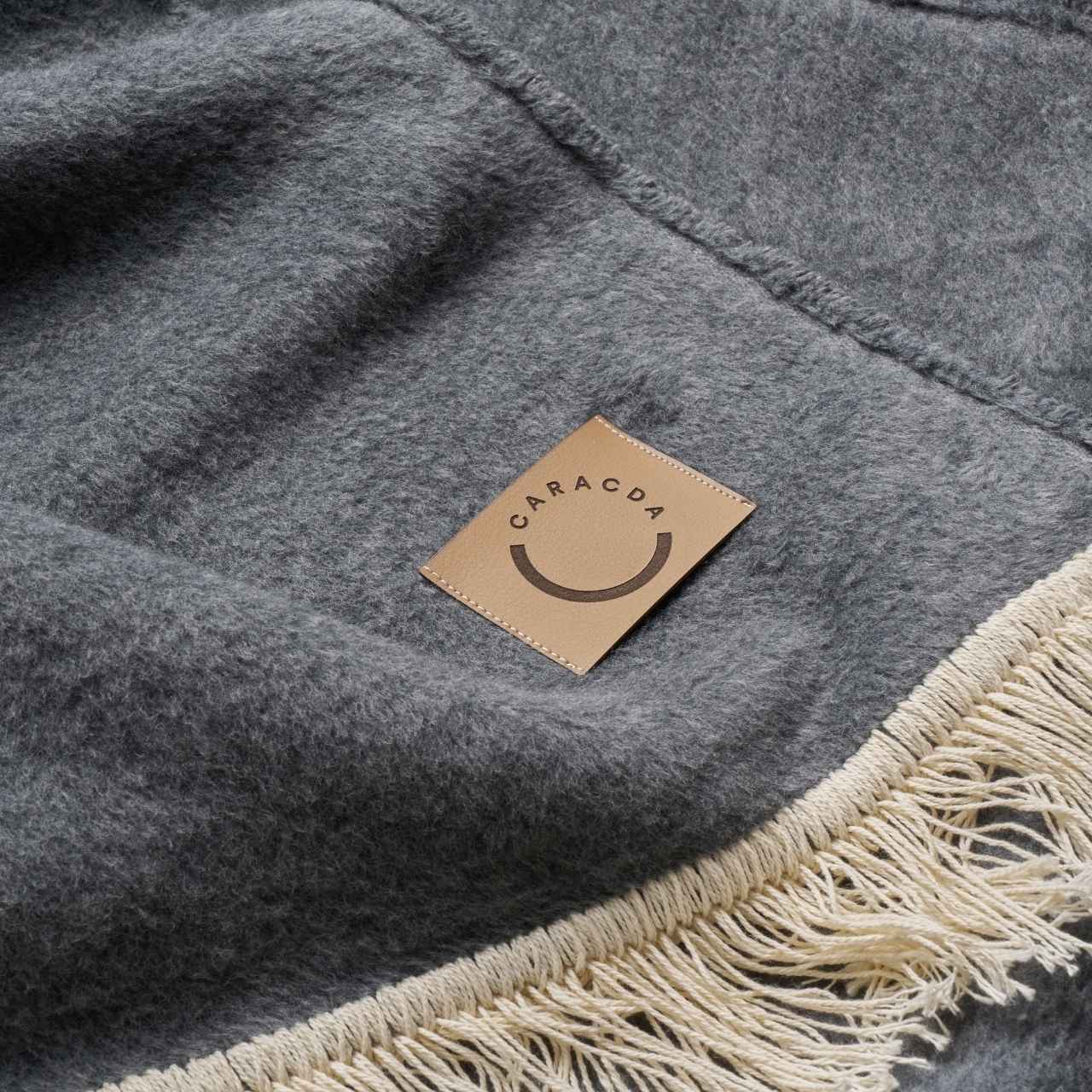 Kuscheldecke aus Baumwolle mit Fransen in Dunkelgrau (CloseUp)