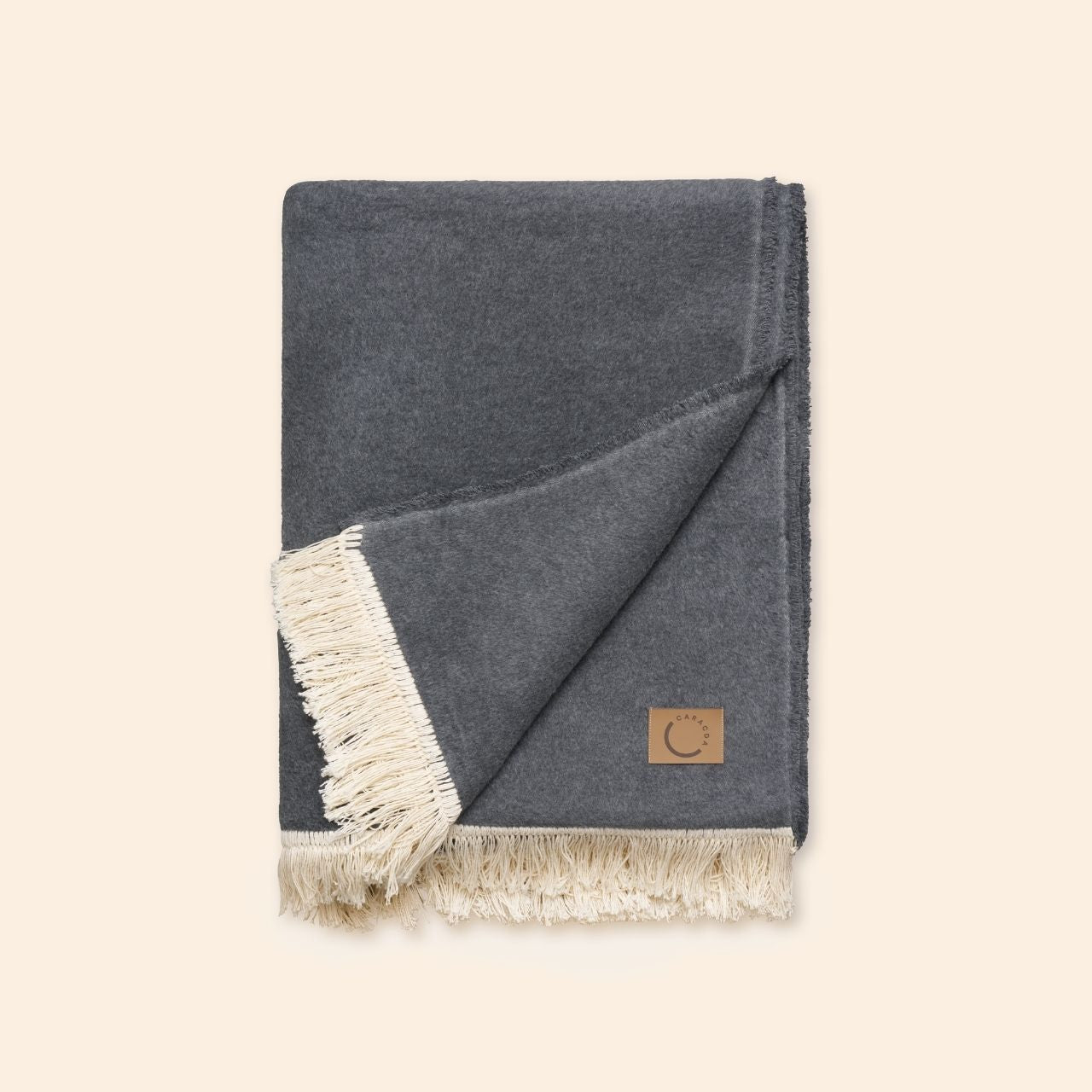 Kuscheldecke aus Baumwolle mit Franse in Dunkelgrau (Gefaltet)