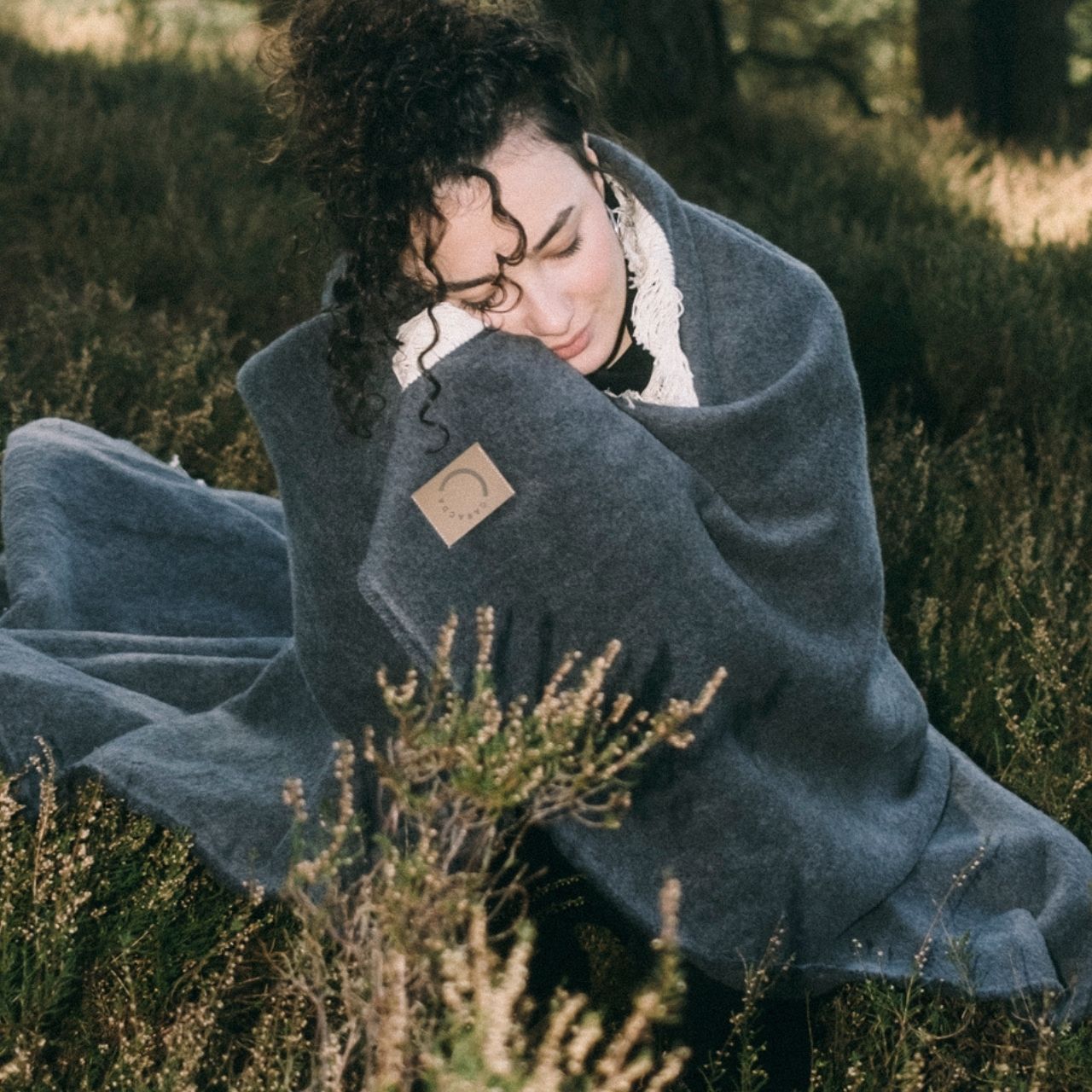 Kuscheldecke aus Baumwolle mit Fransen in Dunkelgrau (Imagefoto Wald)