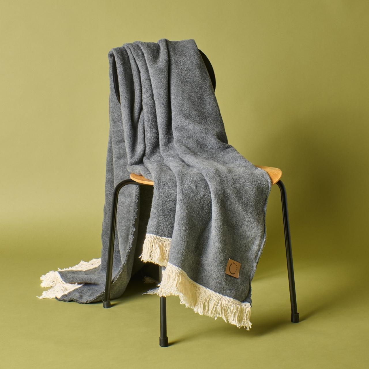 Kuscheldecke aus Baumwolle mit Fransen in Dunkelgrau (Stuhlansicht)