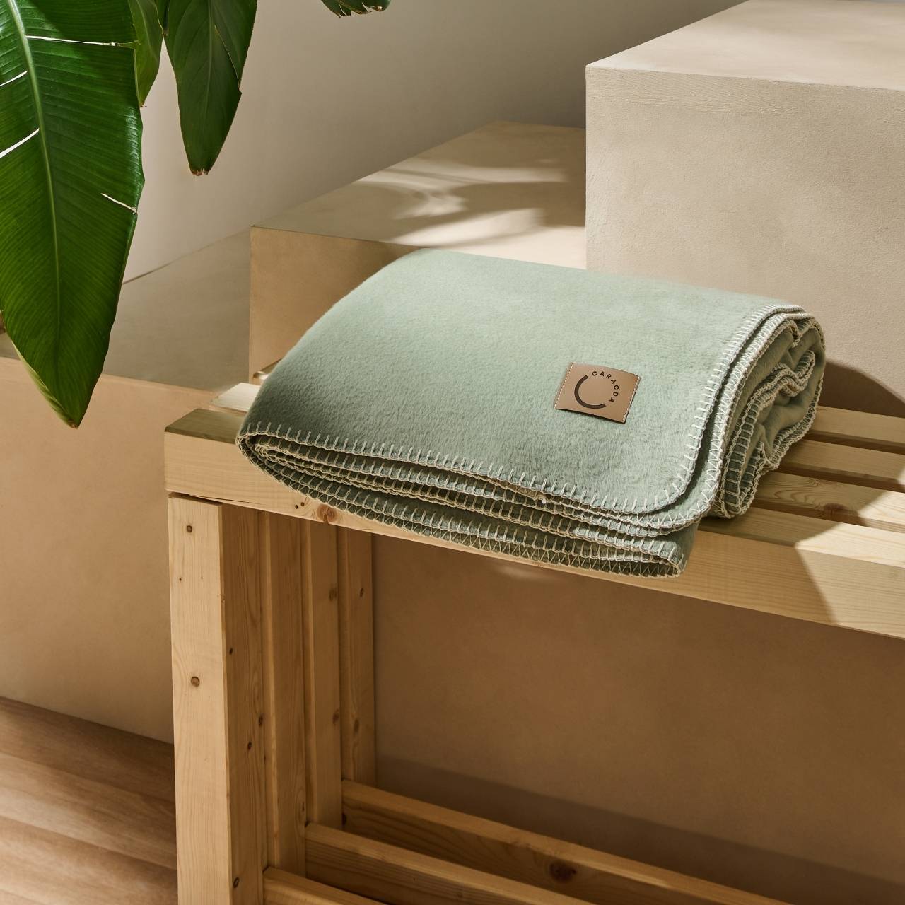 Kuscheldecke aus Baumwolle in Lindgrün (Bankansicht)