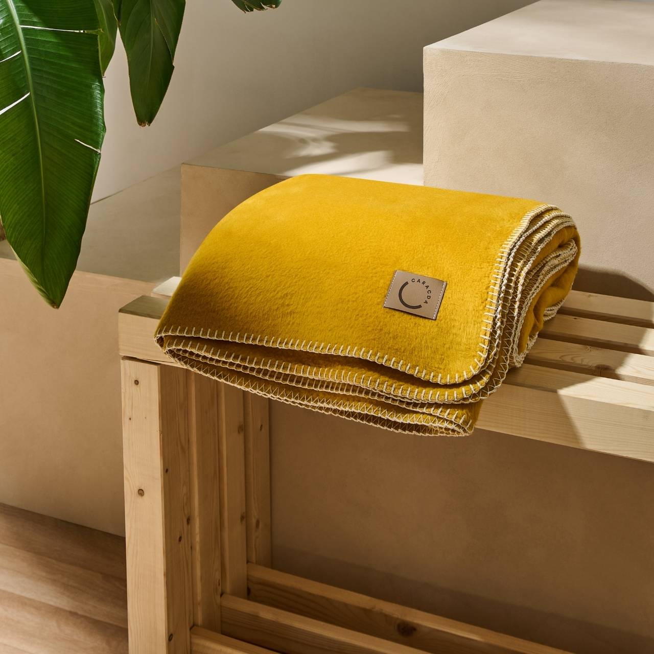 Kuscheldecke aus Baumwolle in Ockergelb (Bankansicht)