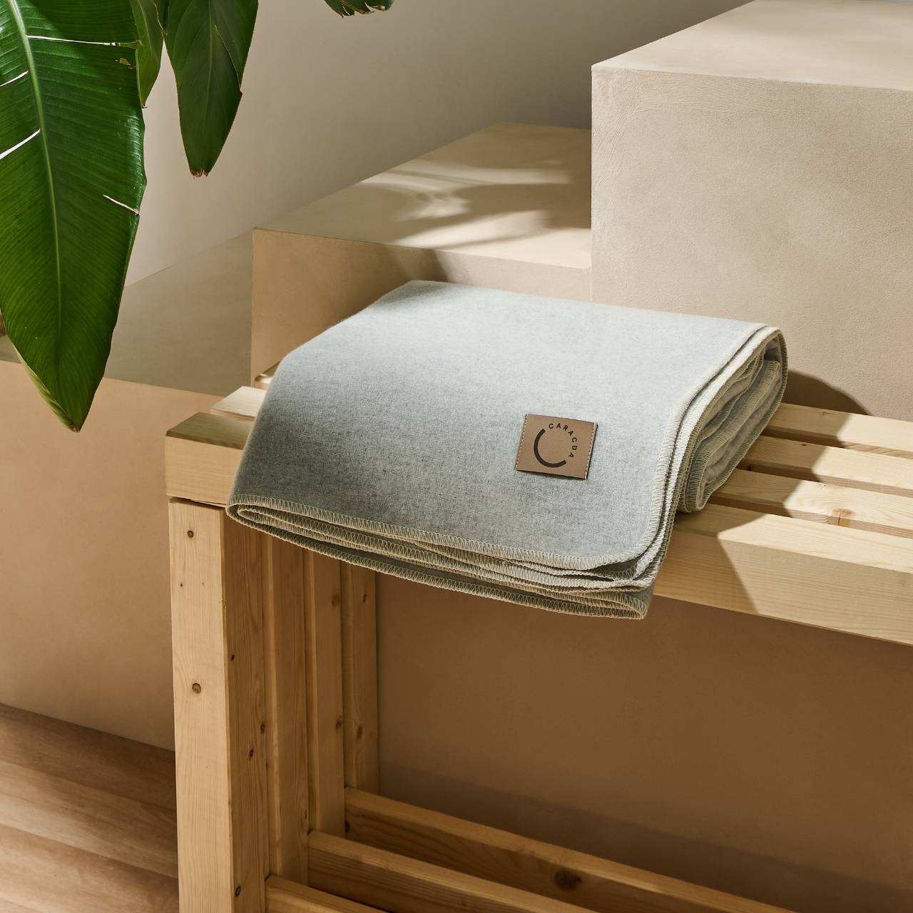 Kuscheldecke aus Baumwolle in Hellgrau (Bankansicht)