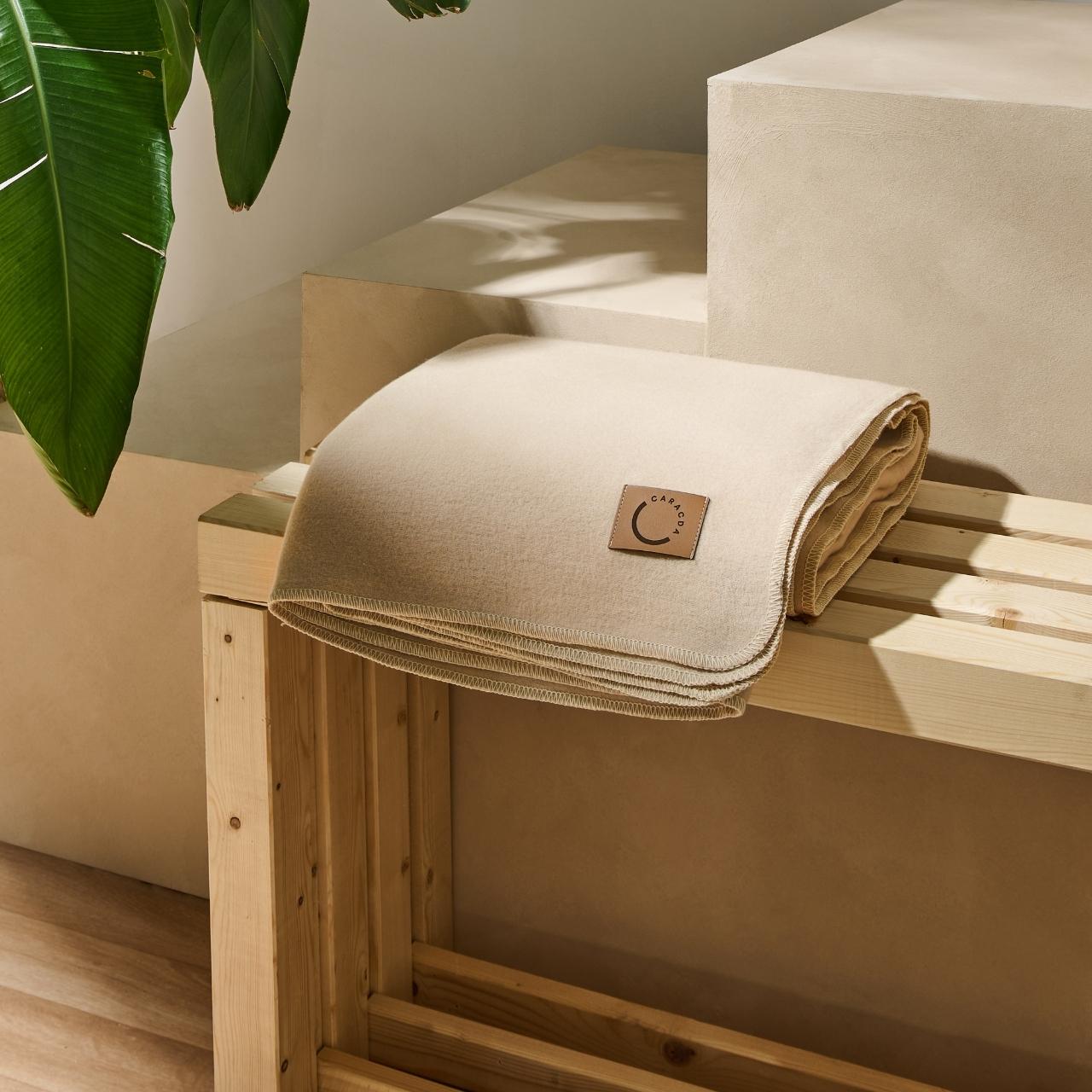 Kuscheldecke aus Baumwolle in Beige (Bankansicht)