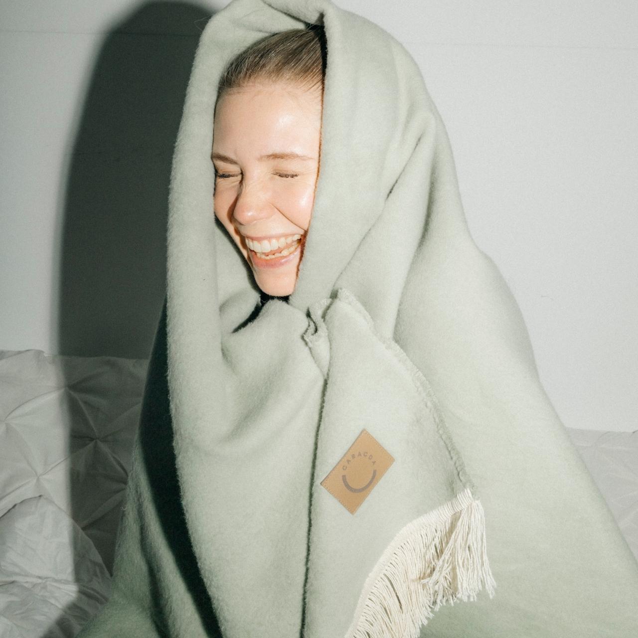 Kuscheldecke aus Baumwolle mit Fransen in Lindgrün (Imagefoto Kuscheln)