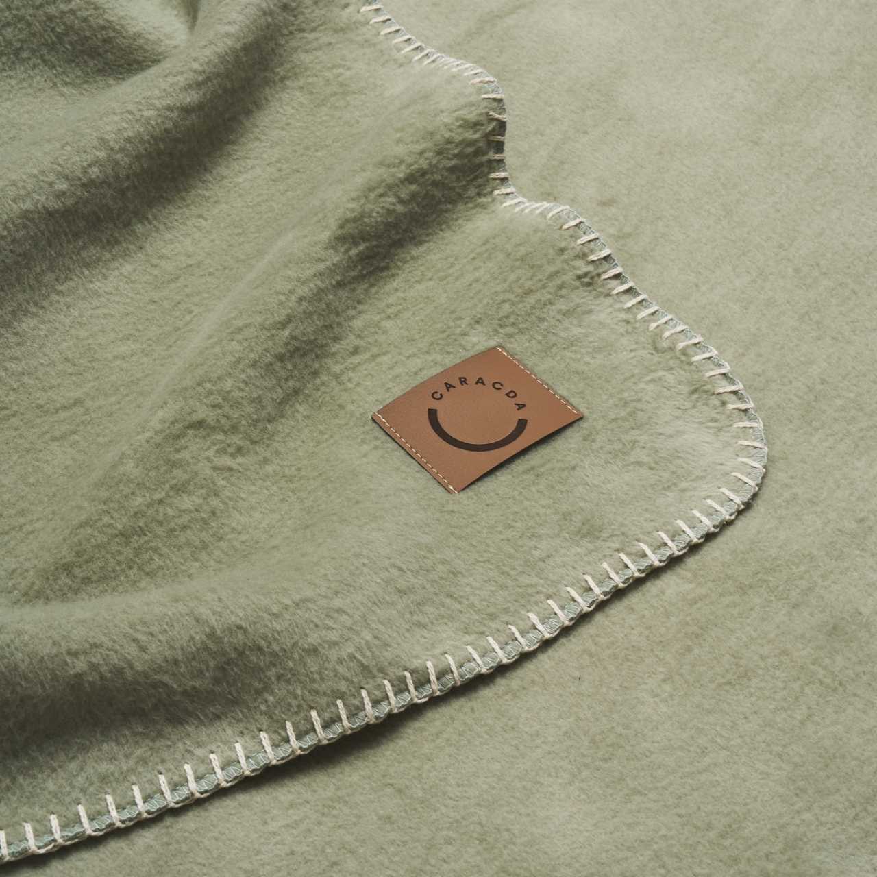 Kuscheldecke aus Baumwolle in Lindgrün (CloseUp)