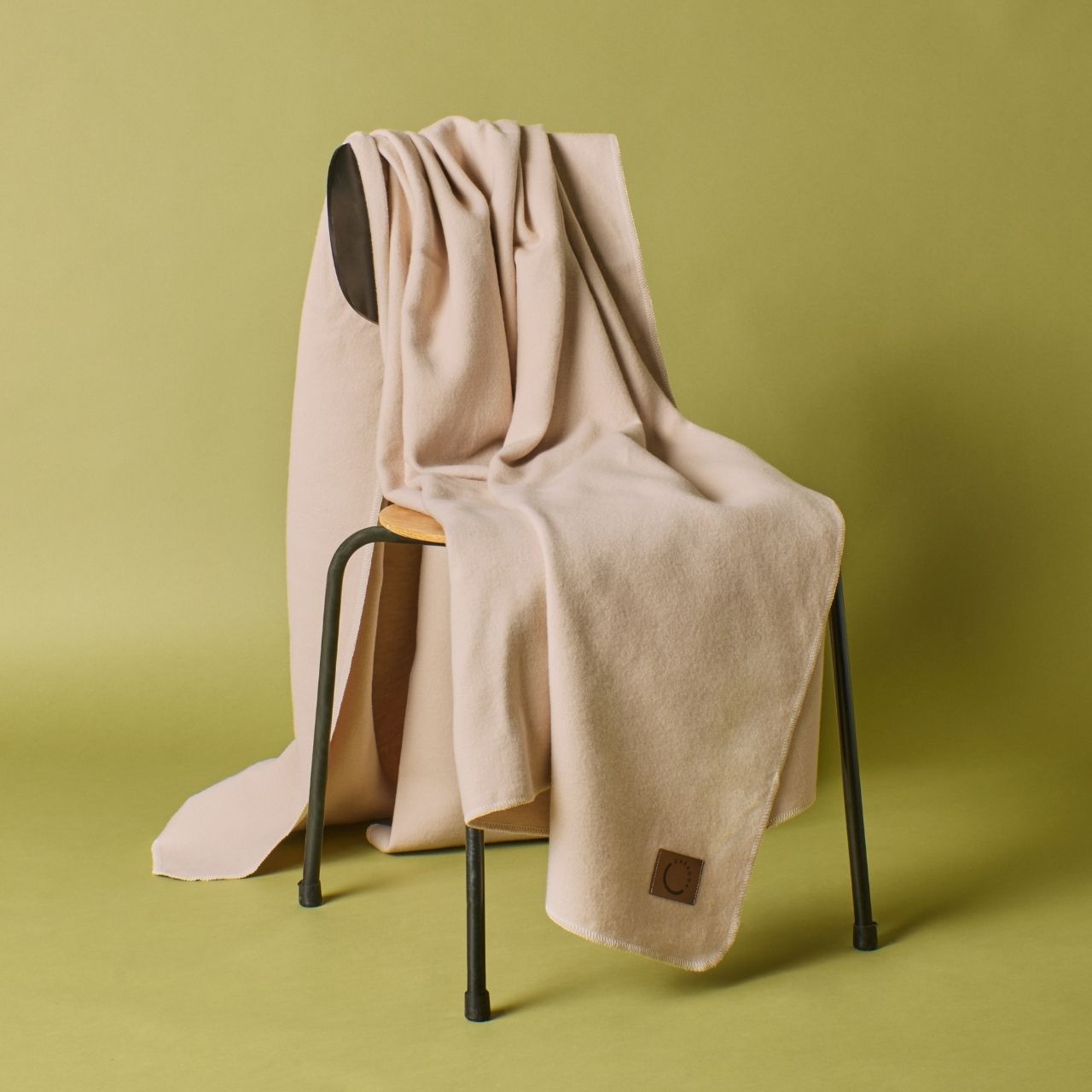 Kuscheldecke aus Baumwolle in Beige (Stuhlansicht)